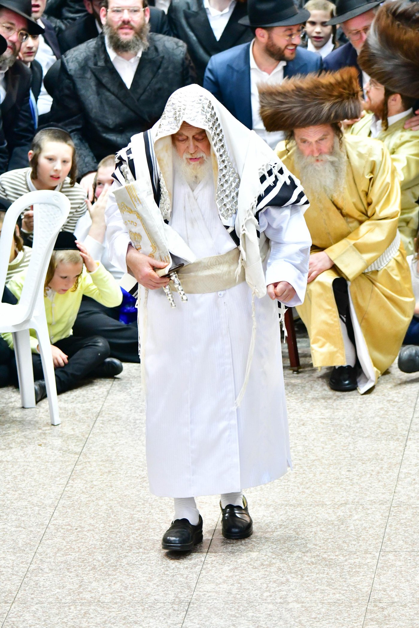 הקפות שניות בחצר הקודש תולדות אהרן | צילום: שוקי לרר