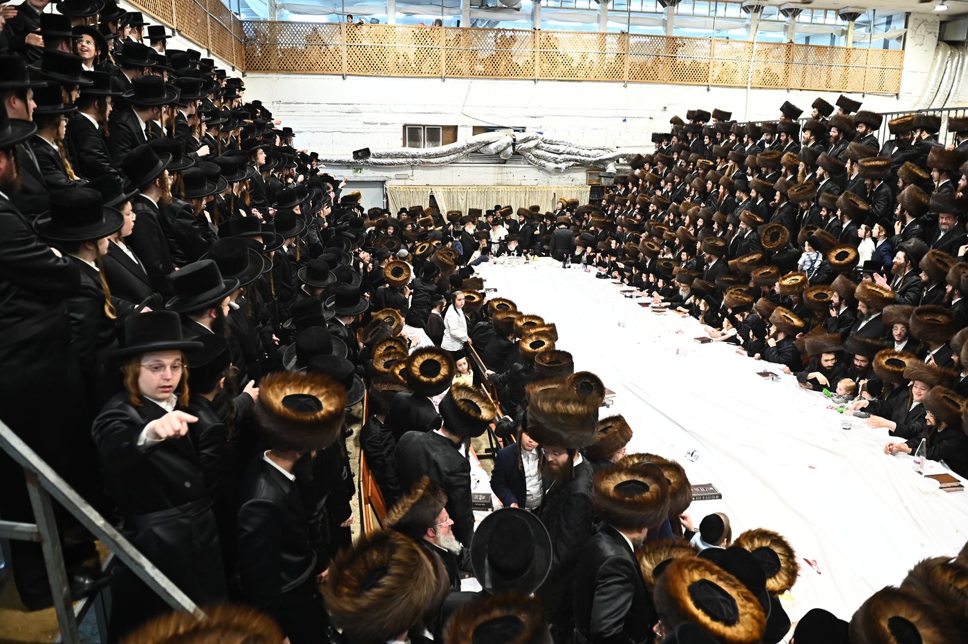האדמו"ר ממכנובקא בעלזא שליט"א בטיש נעילת החג | צילום: שוקי לרר