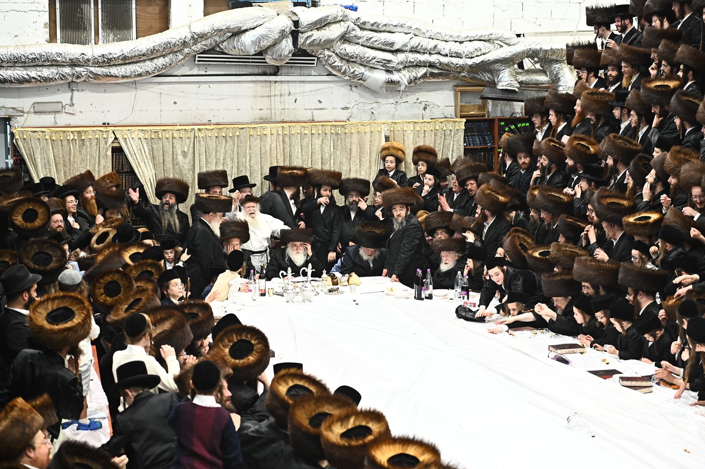 האדמו"ר ממכנובקא בעלזא שליט"א בטיש נעילת החג | צילום: שוקי לרר