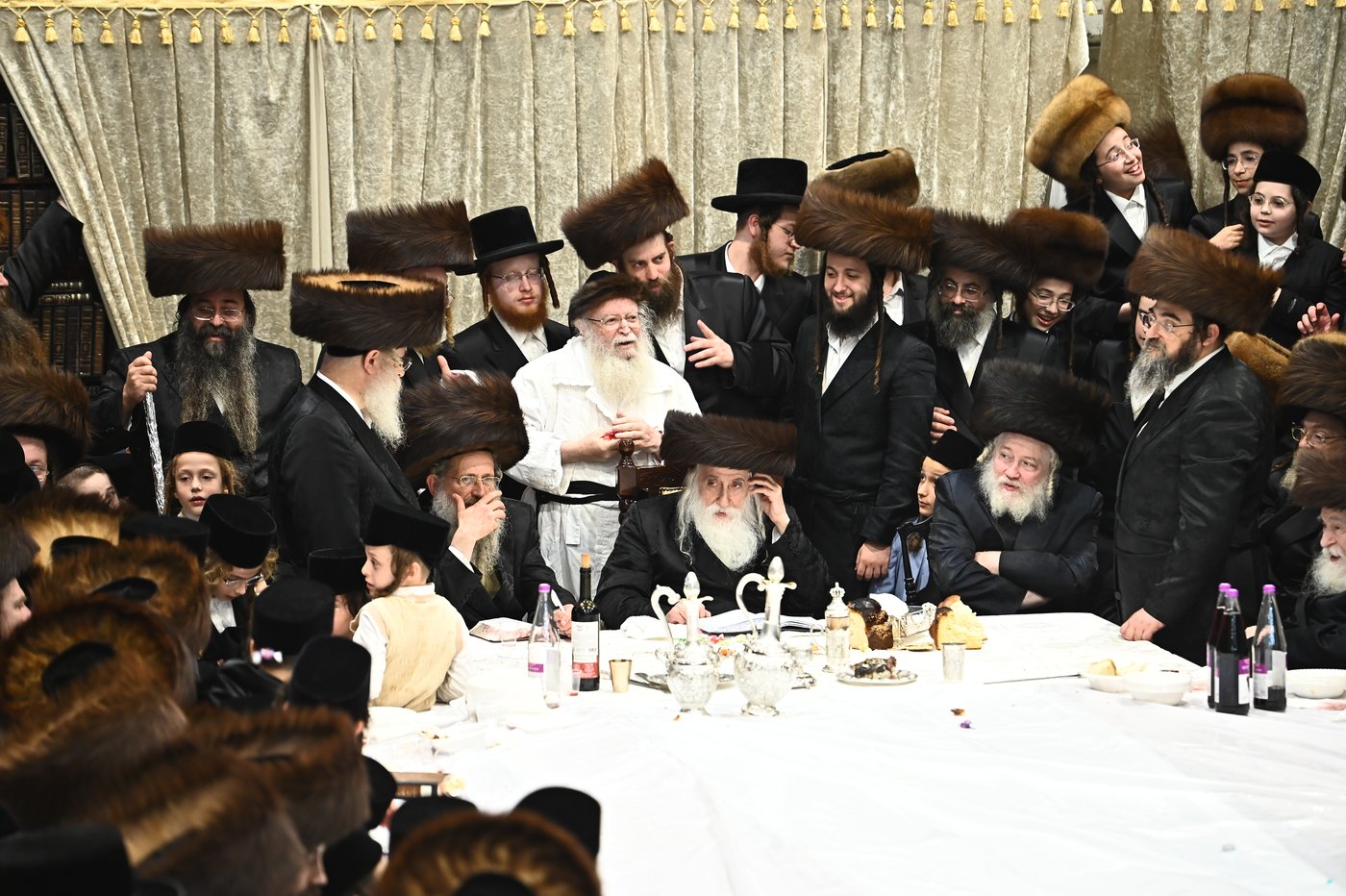 האדמו"ר ממכנובקא בעלזא שליט"א בטיש נעילת החג | צילום: שוקי לרר