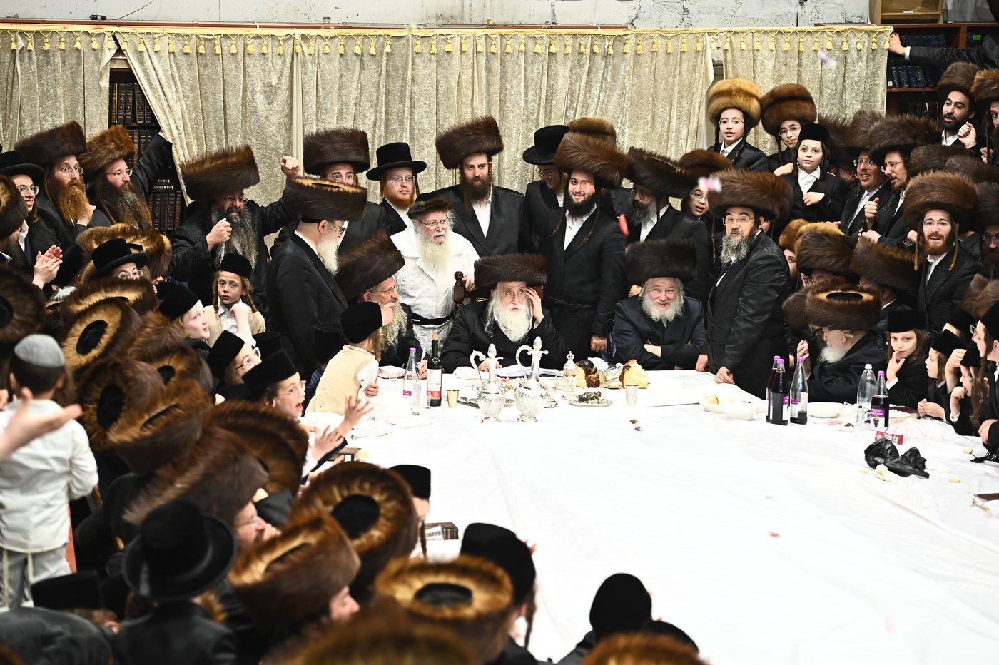 האדמו"ר ממכנובקא בעלזא שליט"א בטיש נעילת החג | צילום: שוקי לרר