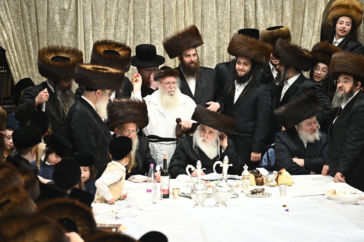 האדמו"ר ממכנובקא בעלזא שליט"א בטיש נעילת החג | צילום: שוקי לרר