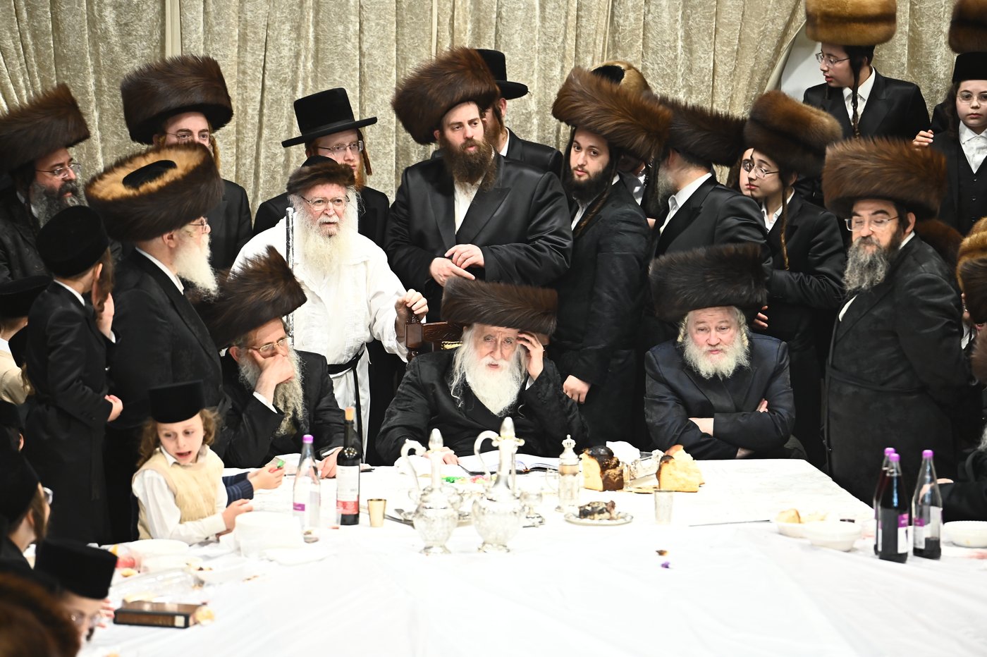 האדמו"ר ממכנובקא בעלזא שליט"א בטיש נעילת החג | צילום: שוקי לרר
