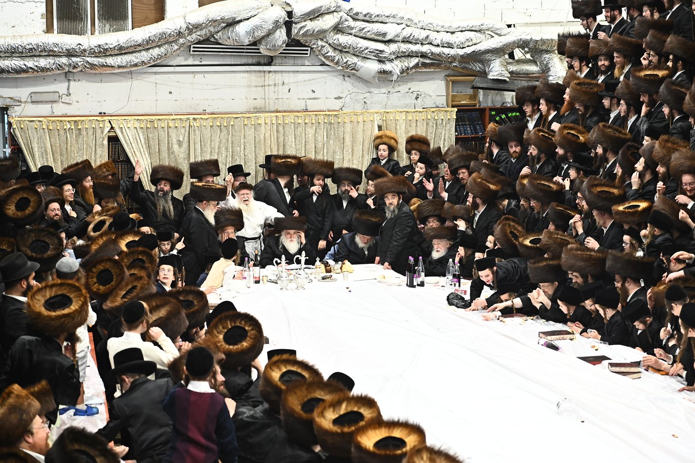 האדמו"ר ממכנובקא בעלזא שליט"א בטיש נעילת החג | צילום: שוקי לרר
