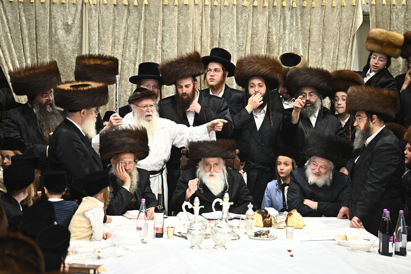 האדמו"ר ממכנובקא בעלזא שליט"א בטיש נעילת החג | צילום: שוקי לרר