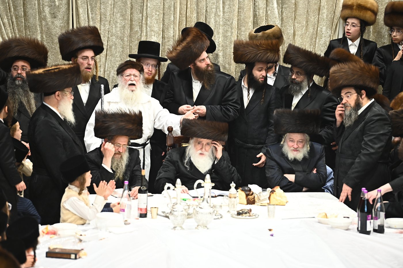 האדמו"ר ממכנובקא בעלזא שליט"א בטיש נעילת החג | צילום: שוקי לרר