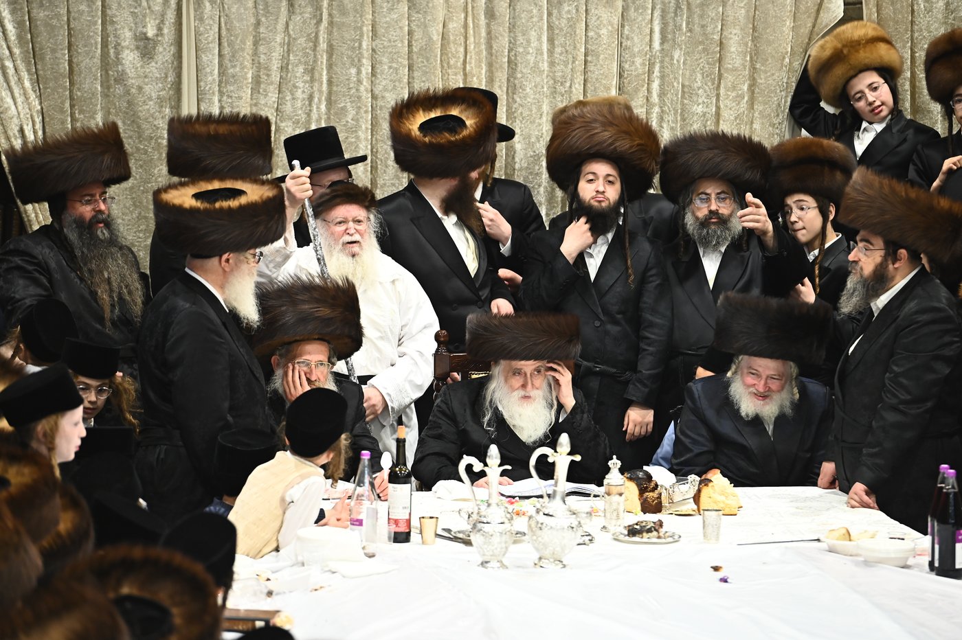 האדמו"ר ממכנובקא בעלזא שליט"א בטיש נעילת החג | צילום: שוקי לרר