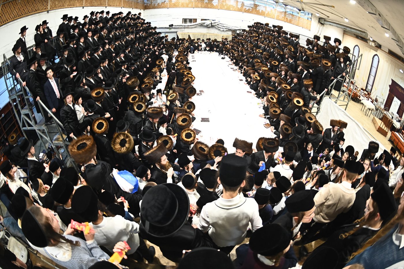 האדמו"ר ממכנובקא בעלזא שליט"א בטיש נעילת החג | צילום: שוקי לרר