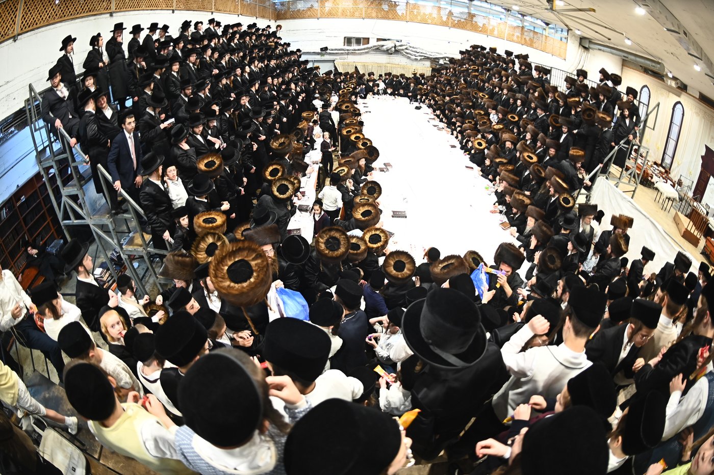 האדמו"ר ממכנובקא בעלזא שליט"א בטיש נעילת החג | צילום: שוקי לרר