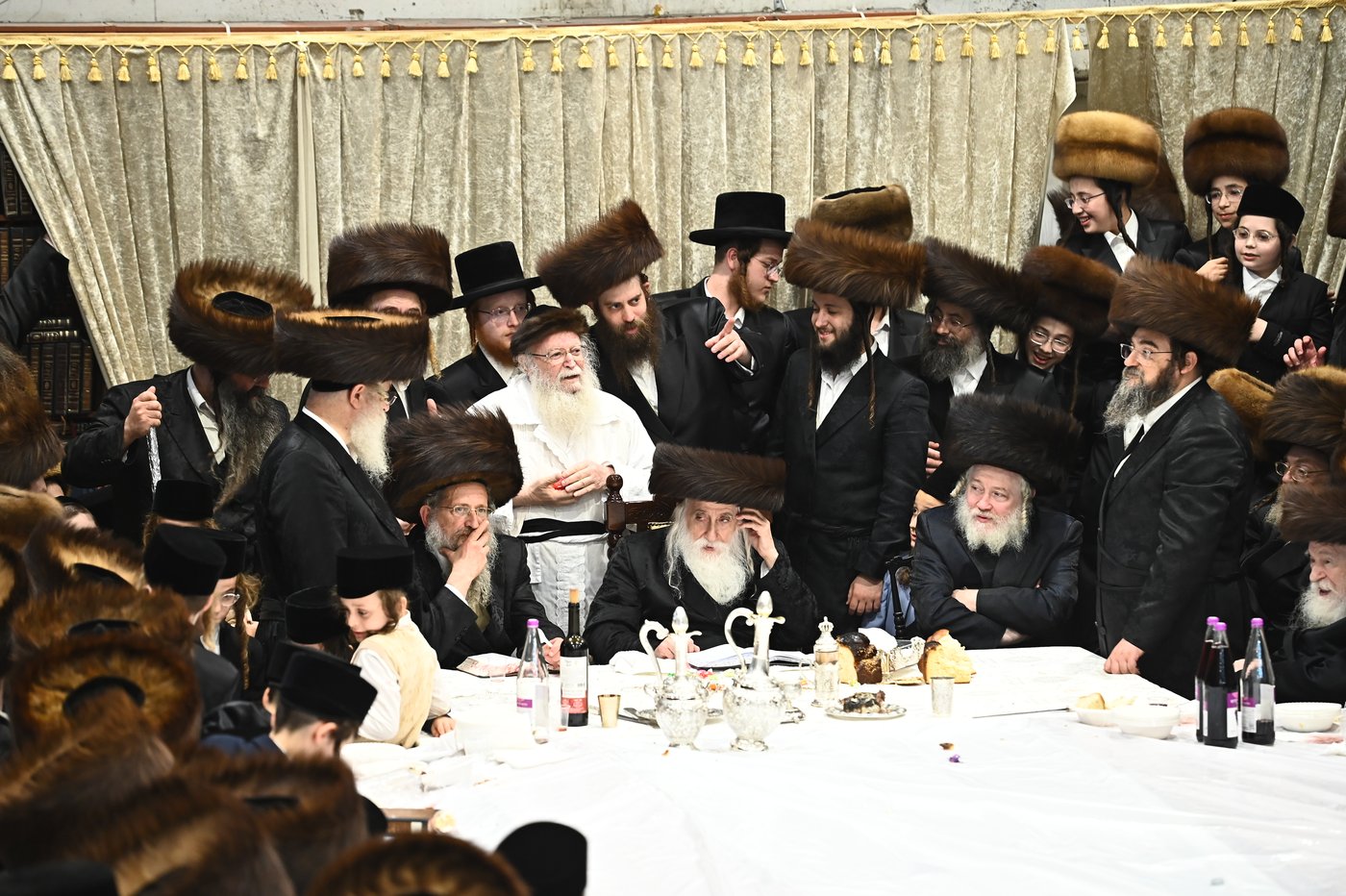האדמו"ר ממכנובקא בעלזא שליט"א בטיש נעילת החג | צילום: שוקי לרר