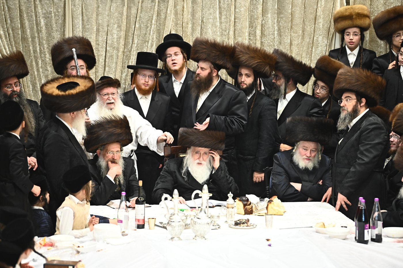 האדמו"ר ממכנובקא בעלזא שליט"א בטיש נעילת החג | צילום: שוקי לרר