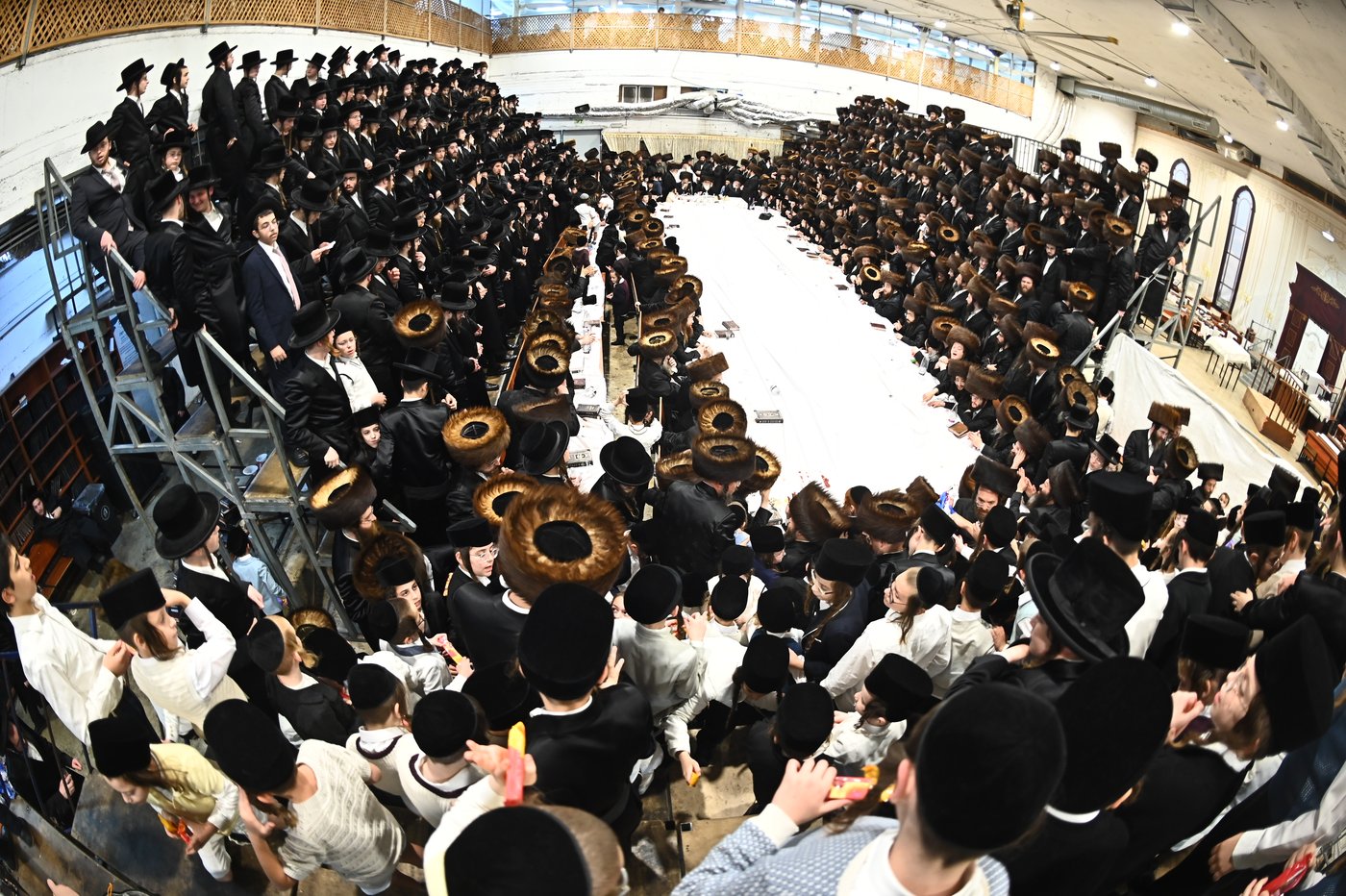 האדמו"ר ממכנובקא בעלזא שליט"א בטיש נעילת החג | צילום: שוקי לרר