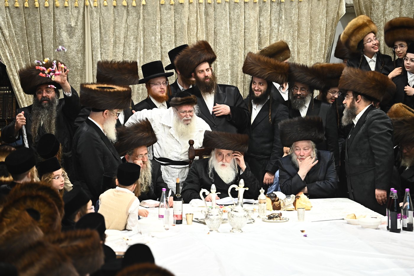 האדמו"ר ממכנובקא בעלזא שליט"א בטיש נעילת החג | צילום: שוקי לרר