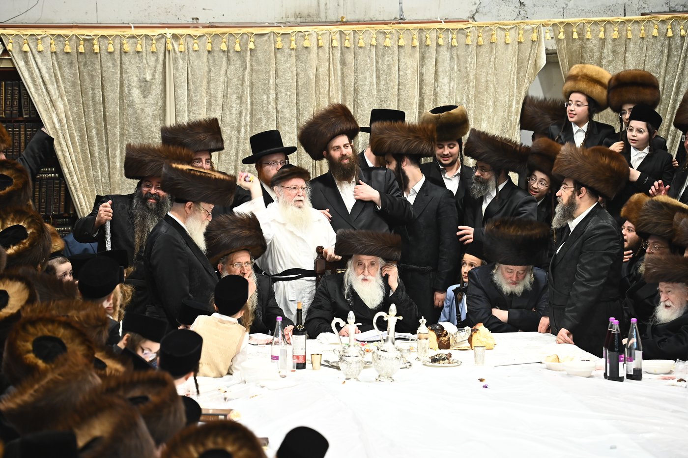 האדמו"ר ממכנובקא בעלזא שליט"א בטיש נעילת החג | צילום: שוקי לרר