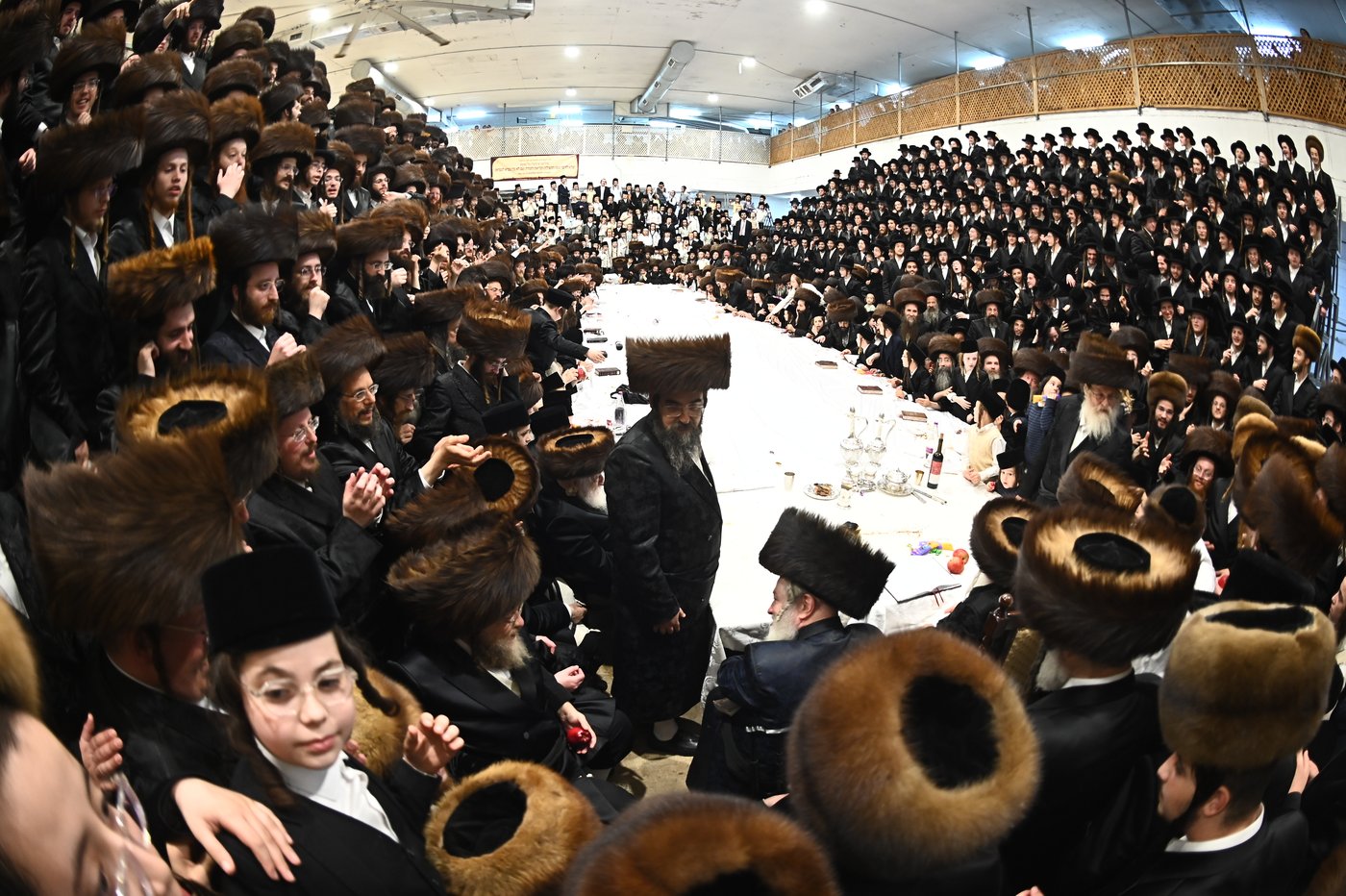 האדמו"ר ממכנובקא בעלזא שליט"א בטיש נעילת החג | צילום: שוקי לרר