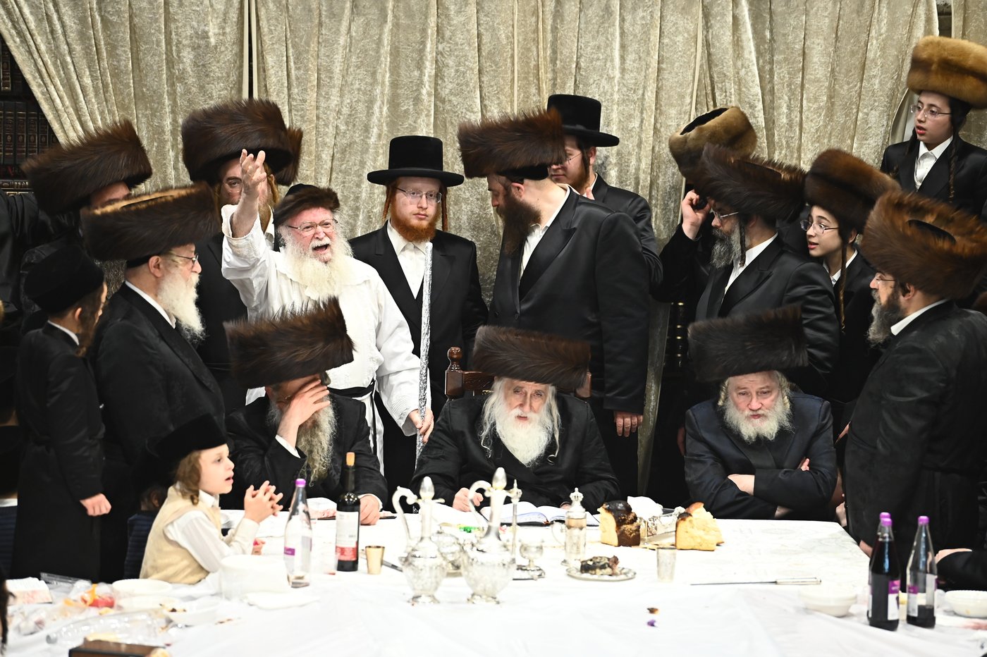האדמו"ר ממכנובקא בעלזא שליט"א בטיש נעילת החג | צילום: שוקי לרר