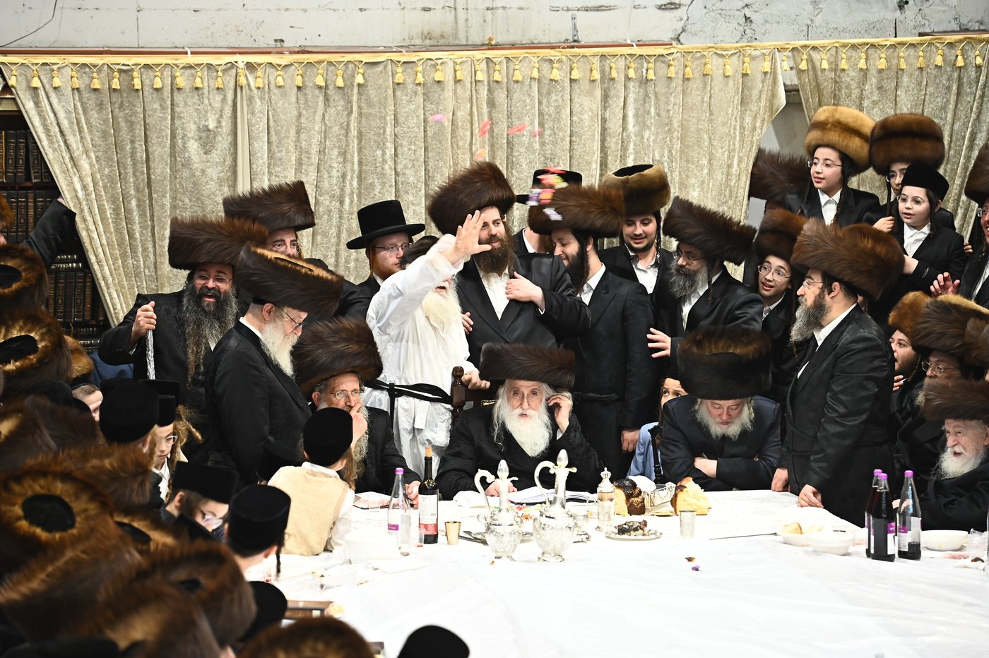 האדמו"ר ממכנובקא בעלזא שליט"א בטיש נעילת החג | צילום: שוקי לרר