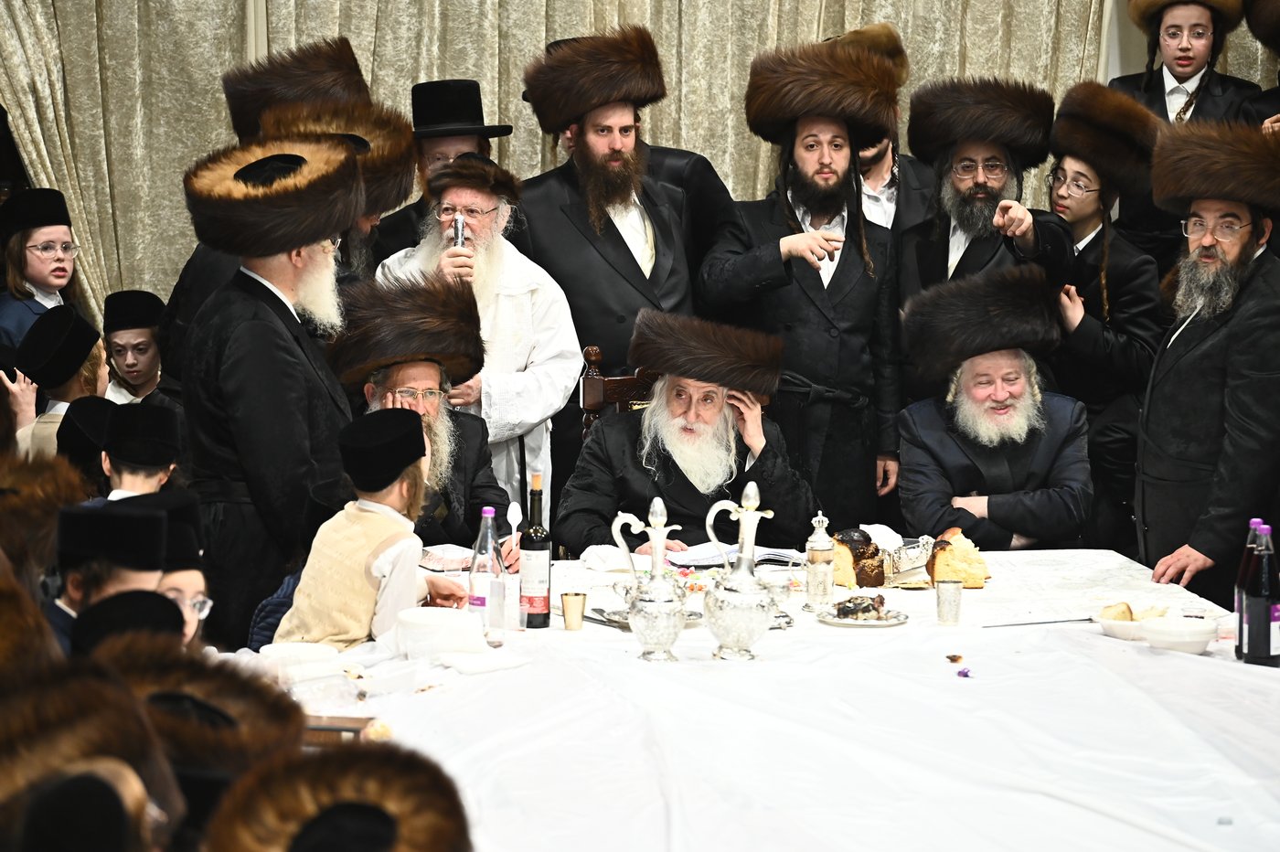 האדמו"ר ממכנובקא בעלזא שליט"א בטיש נעילת החג | צילום: שוקי לרר