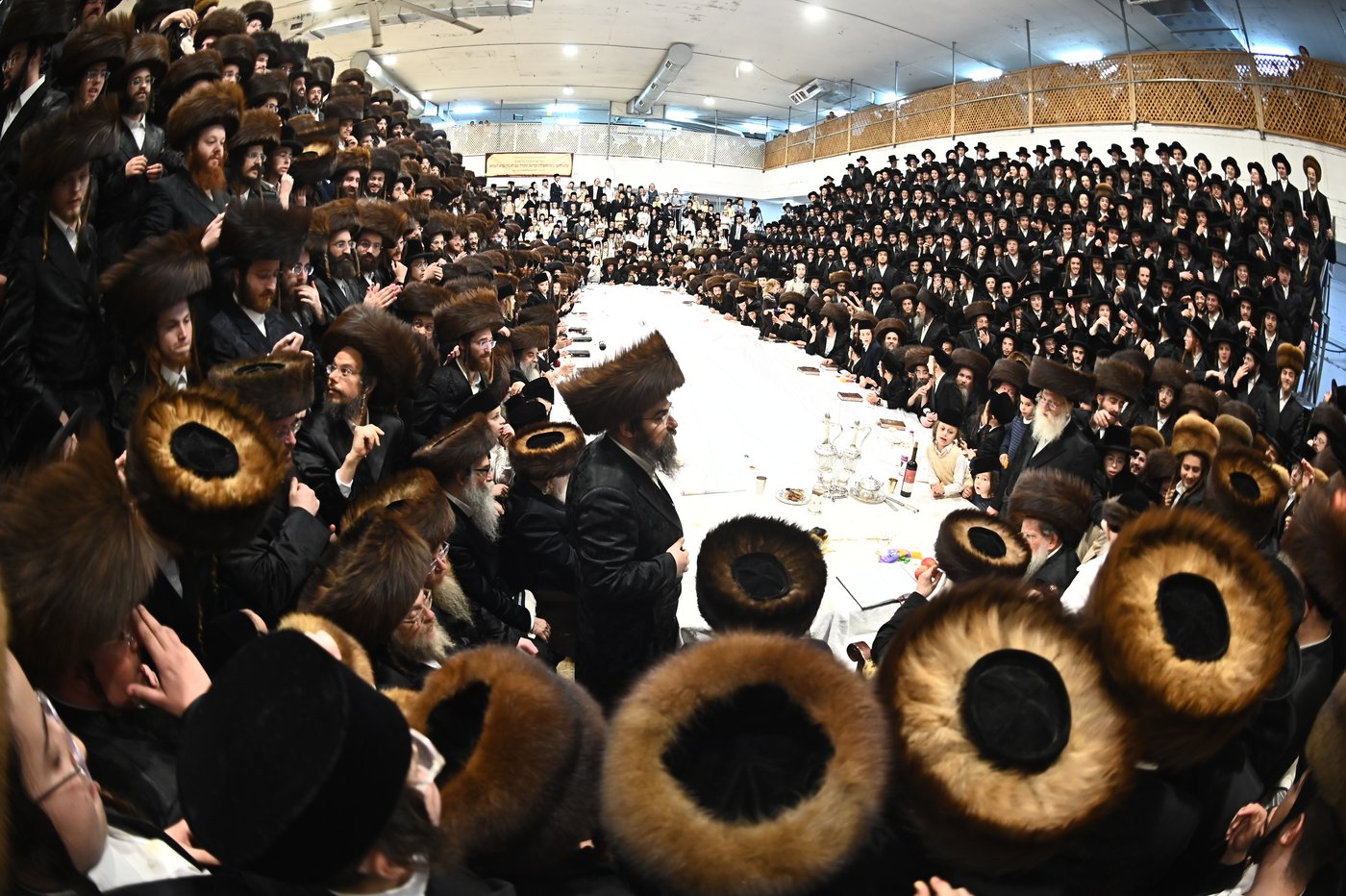 האדמו"ר ממכנובקא בעלזא שליט"א בטיש נעילת החג | צילום: שוקי לרר