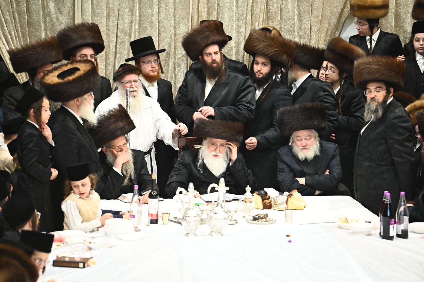 האדמו"ר ממכנובקא בעלזא שליט"א בטיש נעילת החג | צילום: שוקי לרר