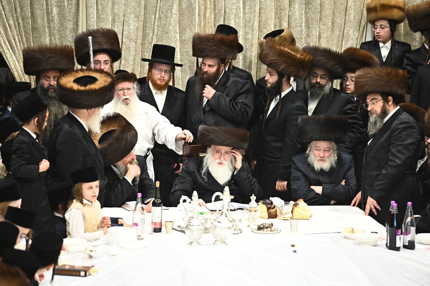 האדמו"ר ממכנובקא בעלזא שליט"א בטיש נעילת החג | צילום: שוקי לרר