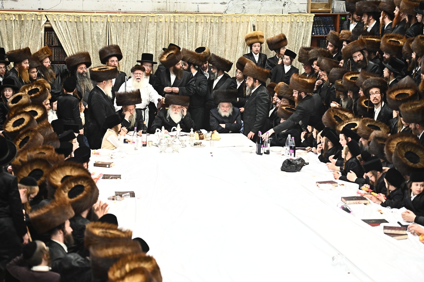 האדמו"ר ממכנובקא בעלזא שליט"א בטיש נעילת החג | צילום: שוקי לרר