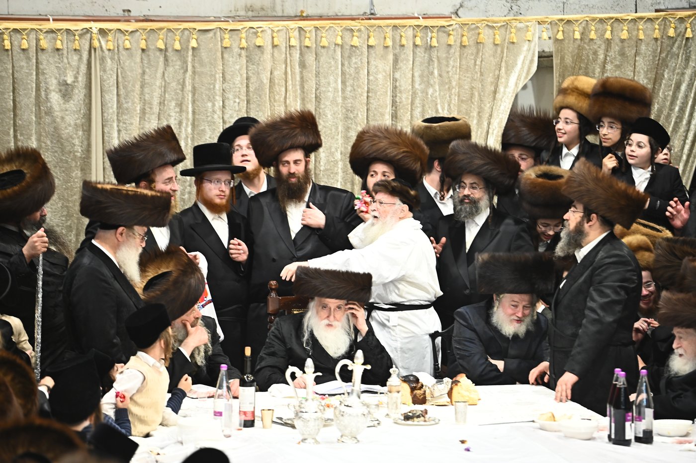 האדמו"ר ממכנובקא בעלזא שליט"א בטיש נעילת החג | צילום: שוקי לרר