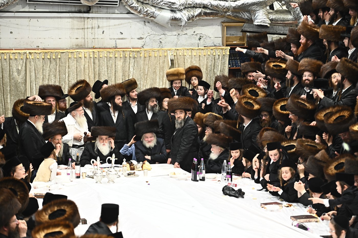 האדמו"ר ממכנובקא בעלזא שליט"א בטיש נעילת החג | צילום: שוקי לרר