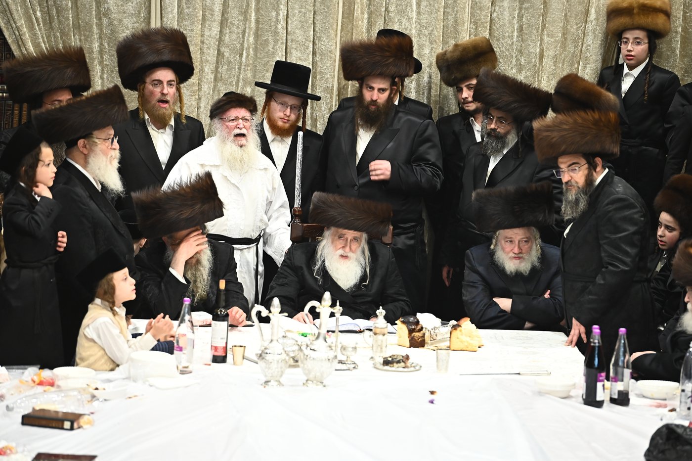 האדמו"ר ממכנובקא בעלזא שליט"א בטיש נעילת החג | צילום: שוקי לרר