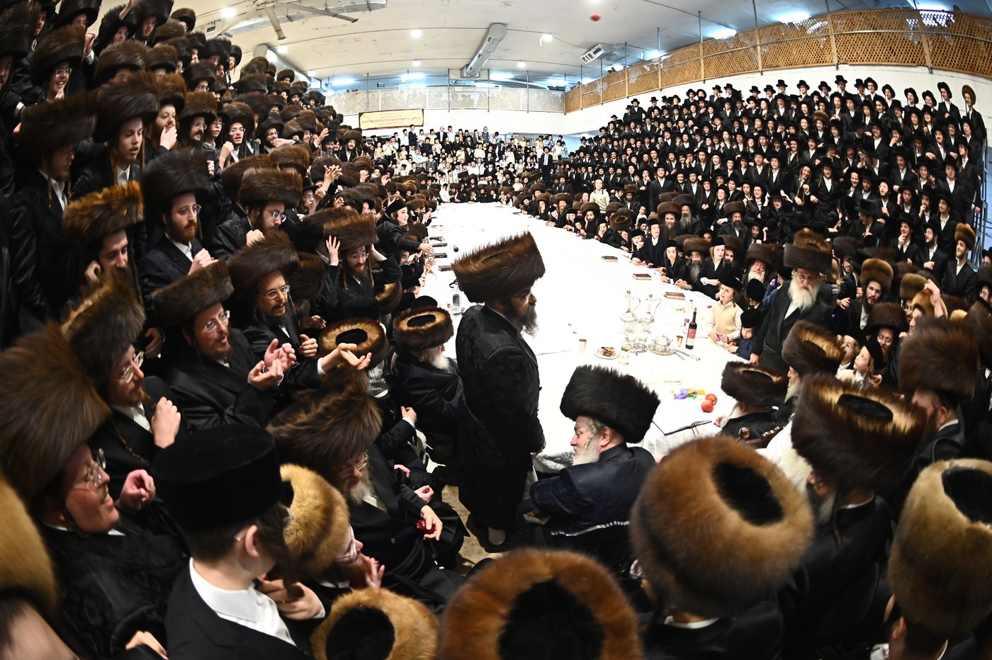 האדמו"ר ממכנובקא בעלזא שליט"א בטיש נעילת החג | צילום: שוקי לרר