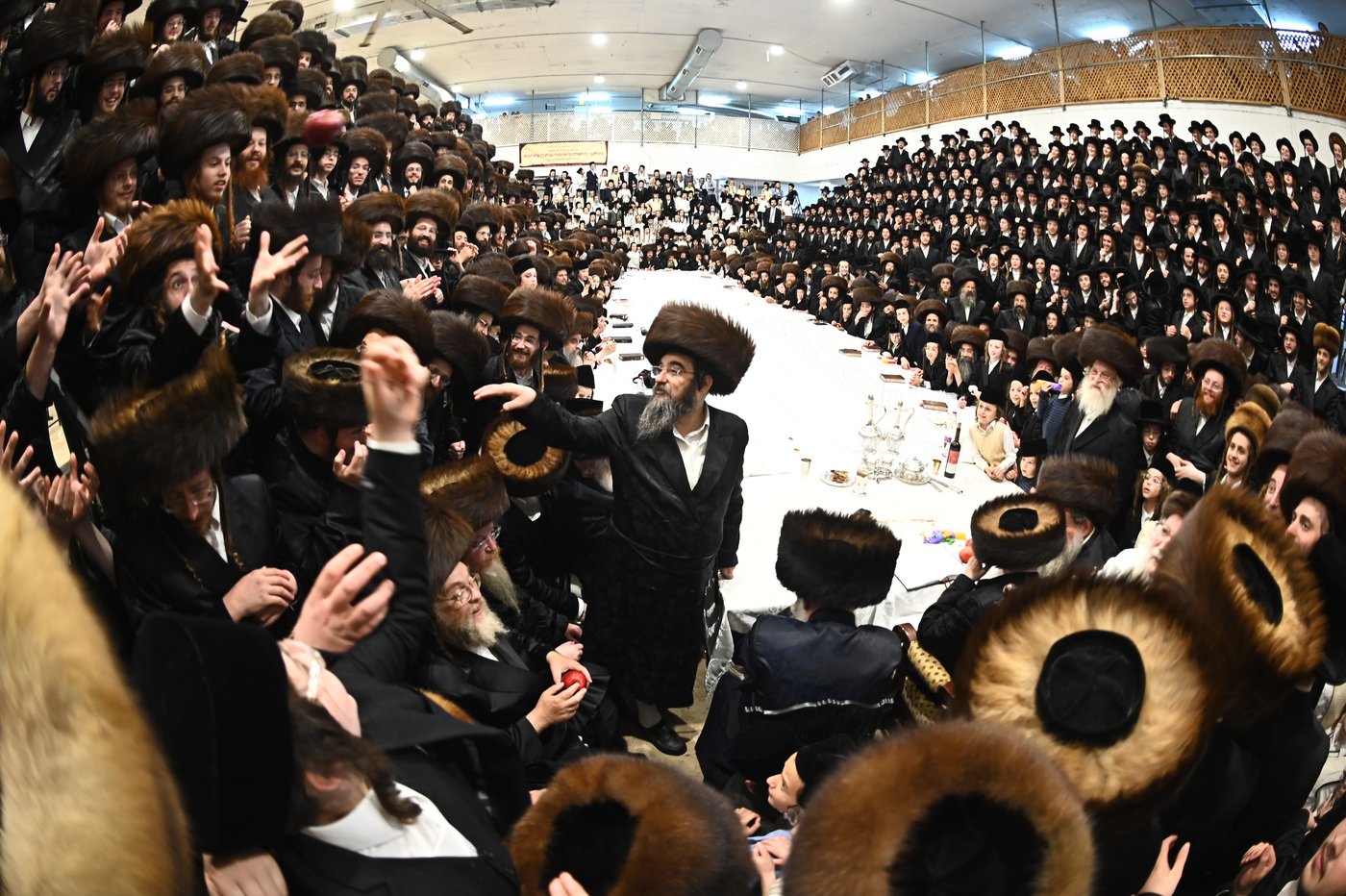 האדמו"ר ממכנובקא בעלזא שליט"א בטיש נעילת החג | צילום: שוקי לרר