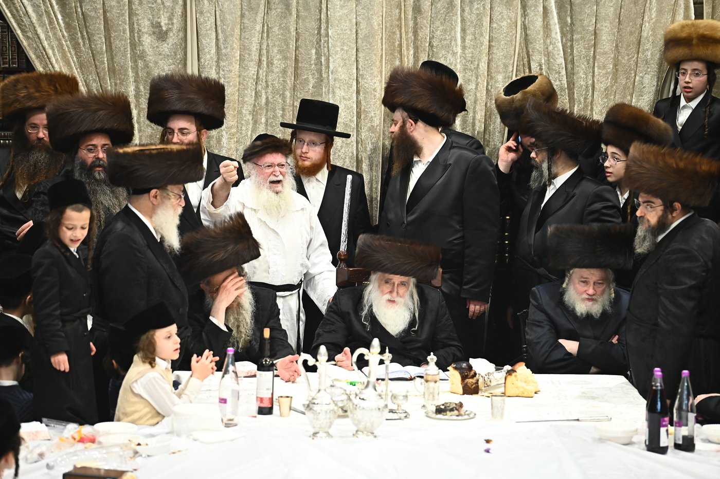 האדמו"ר ממכנובקא בעלזא שליט"א בטיש נעילת החג | צילום: שוקי לרר