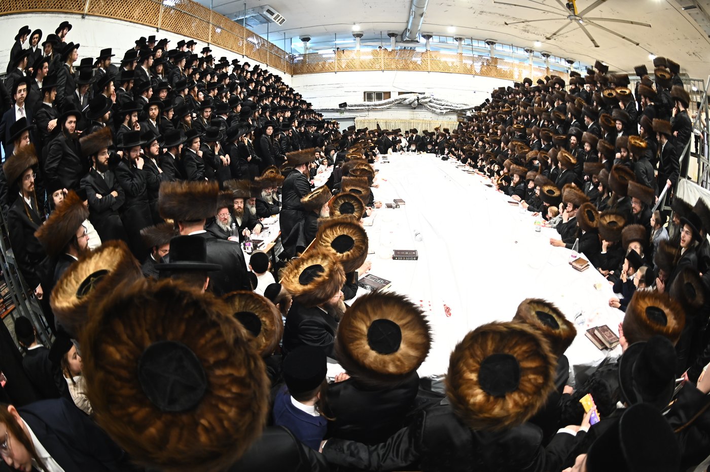 האדמו"ר ממכנובקא בעלזא שליט"א בטיש נעילת החג | צילום: שוקי לרר