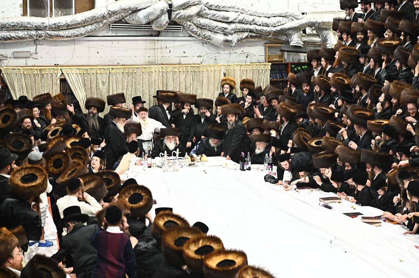 האדמו"ר ממכנובקא בעלזא שליט"א בטיש נעילת החג | צילום: שוקי לרר