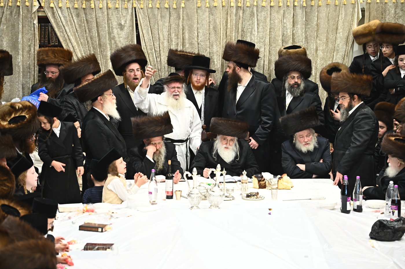 האדמו"ר ממכנובקא בעלזא שליט"א בטיש נעילת החג | צילום: שוקי לרר