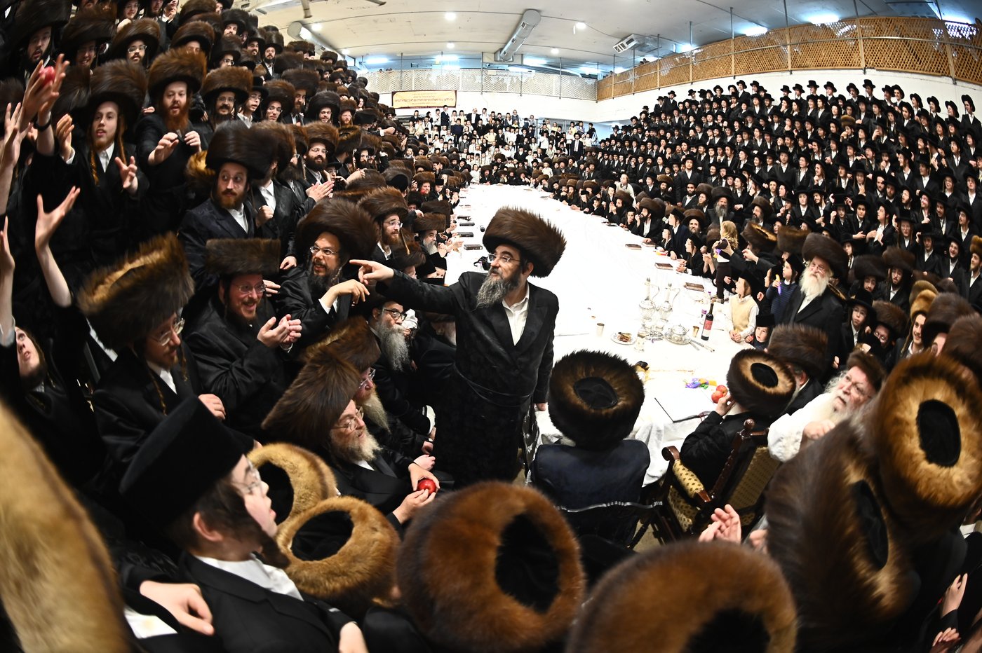 האדמו"ר ממכנובקא בעלזא שליט"א בטיש נעילת החג | צילום: שוקי לרר