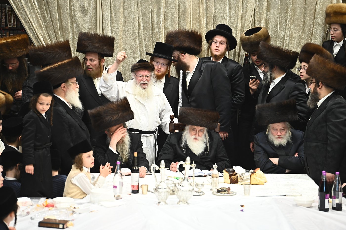 האדמו"ר ממכנובקא בעלזא שליט"א בטיש נעילת החג | צילום: שוקי לרר