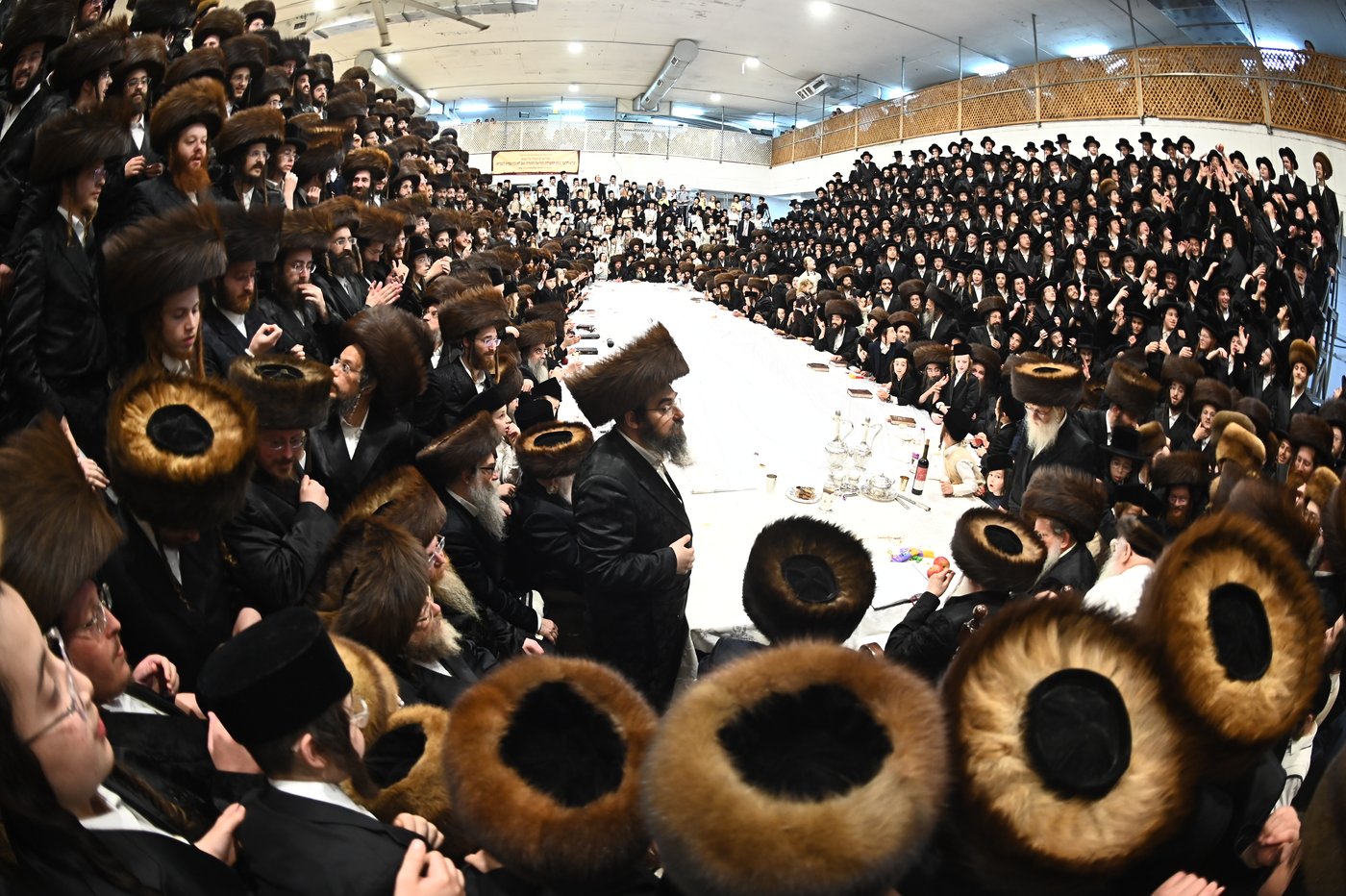 האדמו"ר ממכנובקא בעלזא שליט"א בטיש נעילת החג | צילום: שוקי לרר