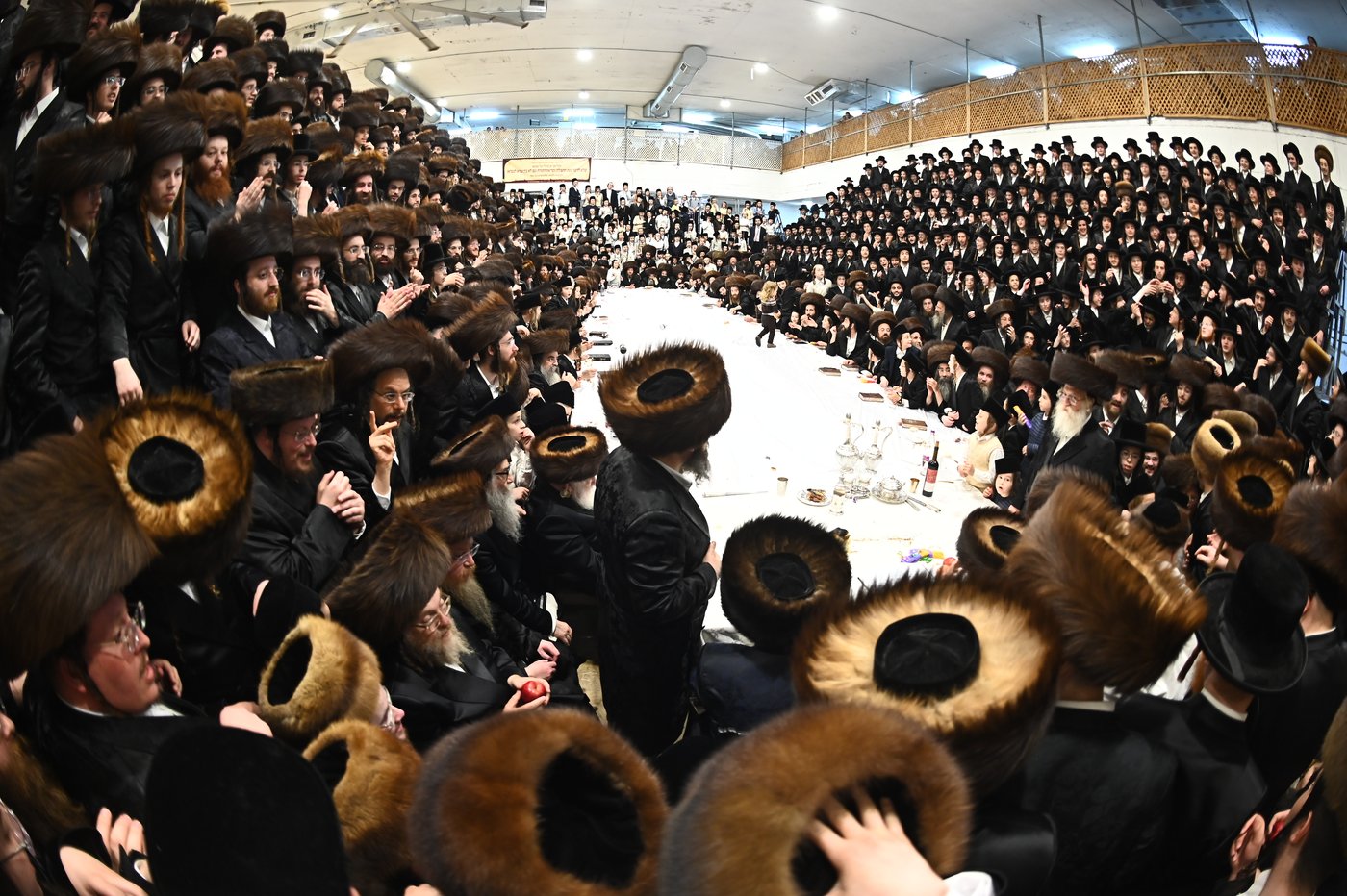 האדמו"ר ממכנובקא בעלזא שליט"א בטיש נעילת החג | צילום: שוקי לרר