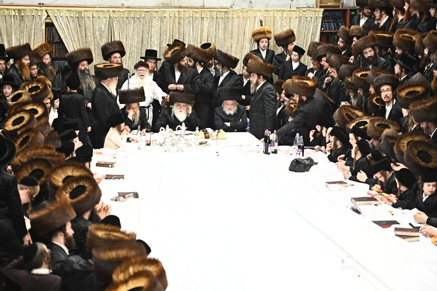 האדמו"ר ממכנובקא בעלזא שליט"א בטיש נעילת החג | צילום: שוקי לרר