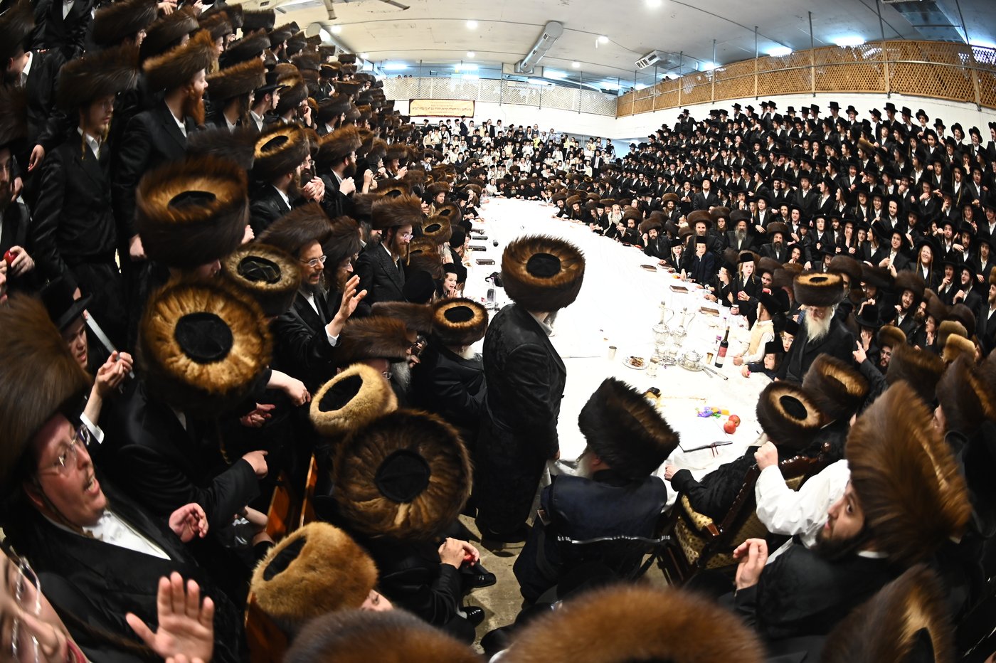 האדמו"ר ממכנובקא בעלזא שליט"א בטיש נעילת החג | צילום: שוקי לרר