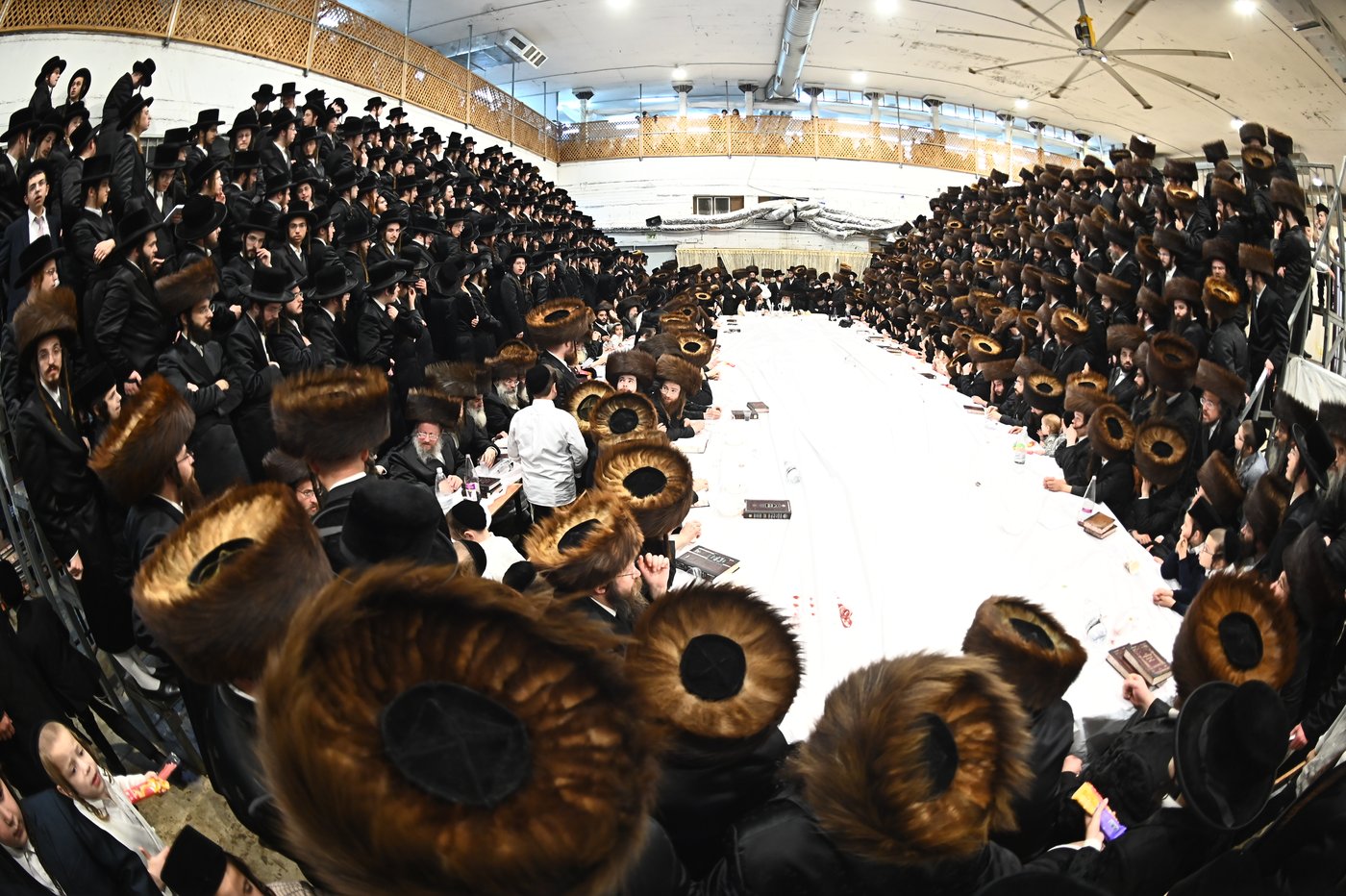 האדמו"ר ממכנובקא בעלזא שליט"א בטיש נעילת החג | צילום: שוקי לרר