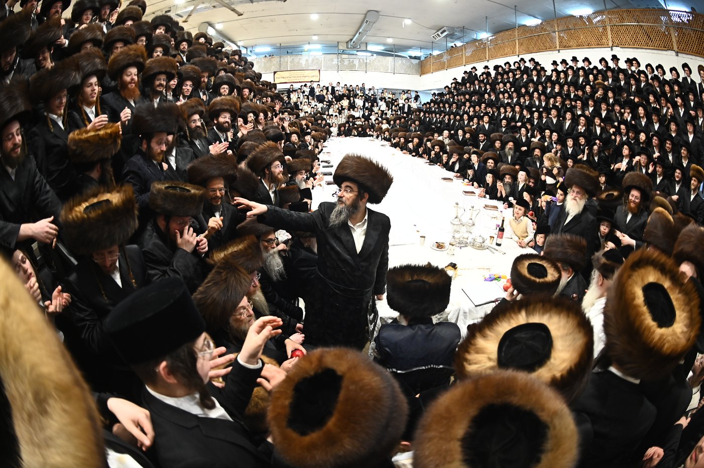 האדמו"ר ממכנובקא בעלזא שליט"א בטיש נעילת החג | צילום: שוקי לרר
