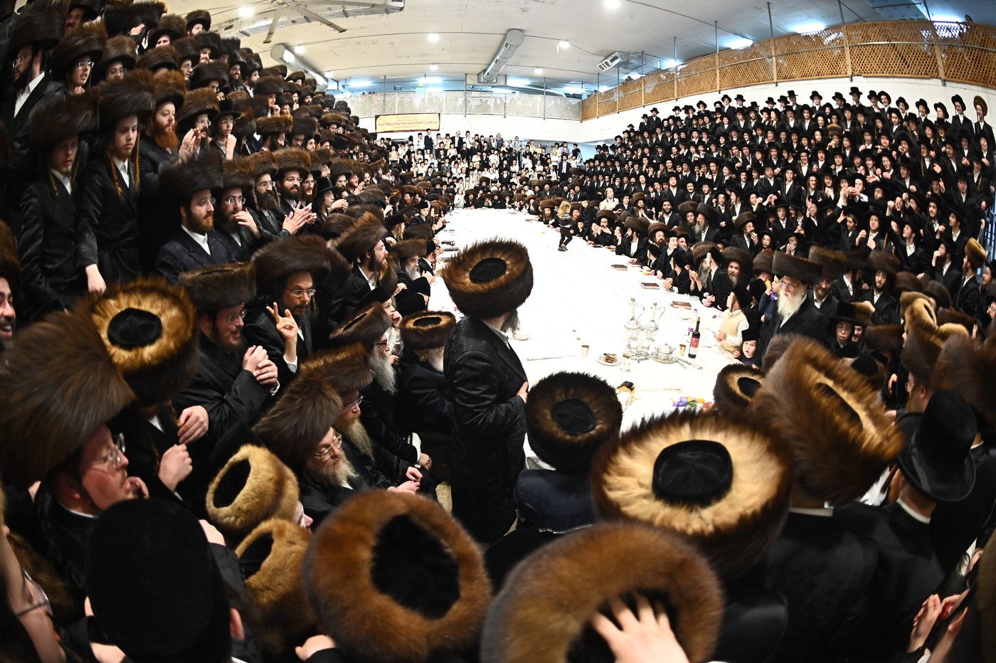 האדמו"ר ממכנובקא בעלזא שליט"א בטיש נעילת החג | צילום: שוקי לרר