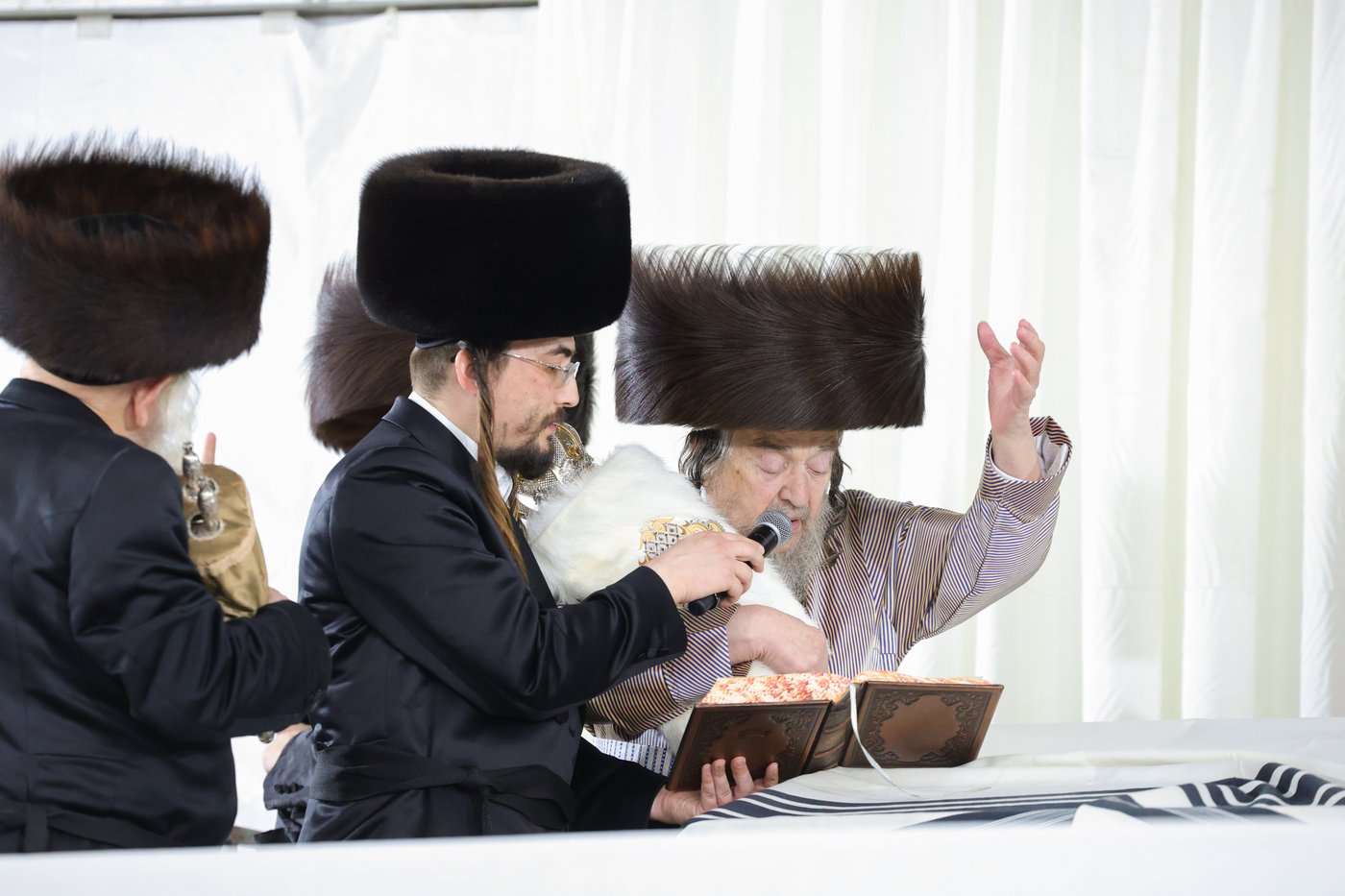 הקפות שניות אצל הגאון רבי יעקב מאיר שכטר