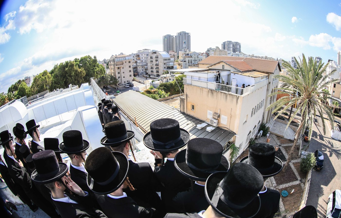 סוכות בחצר הקודש צאנז