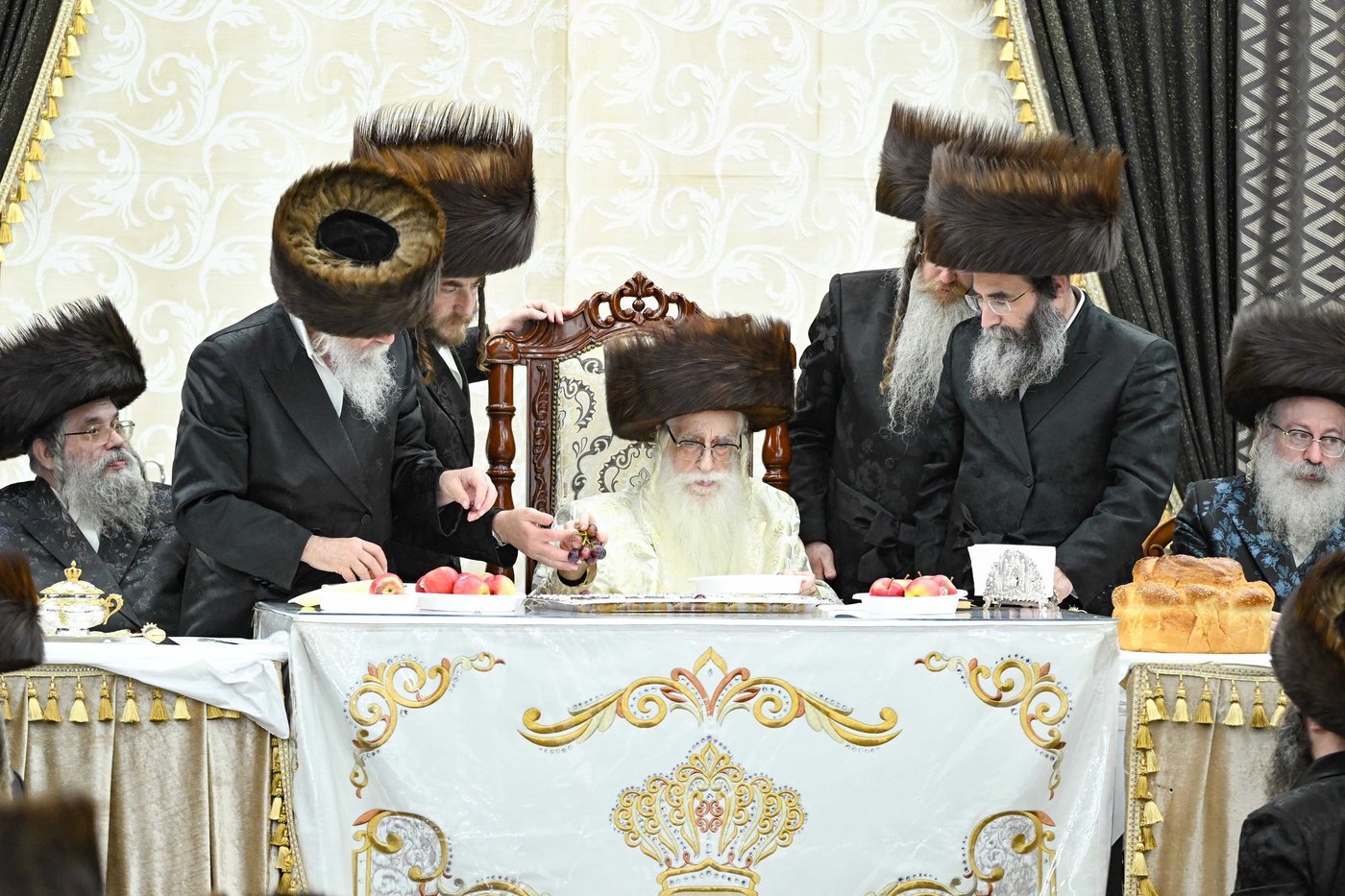 סוכות בחצר הקודש צאנז