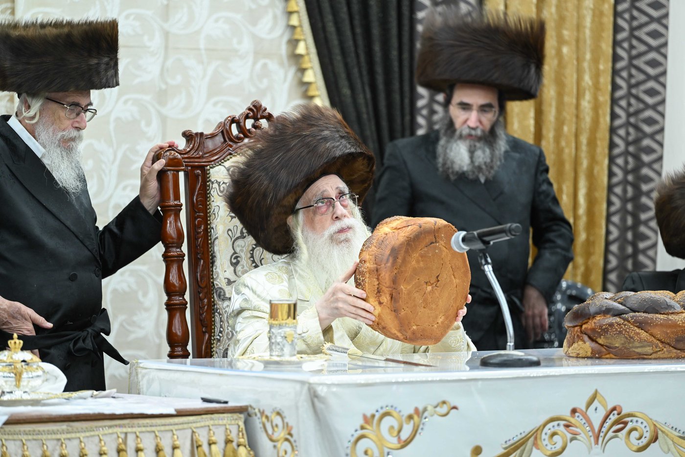 סוכות בחצר הקודש צאנז