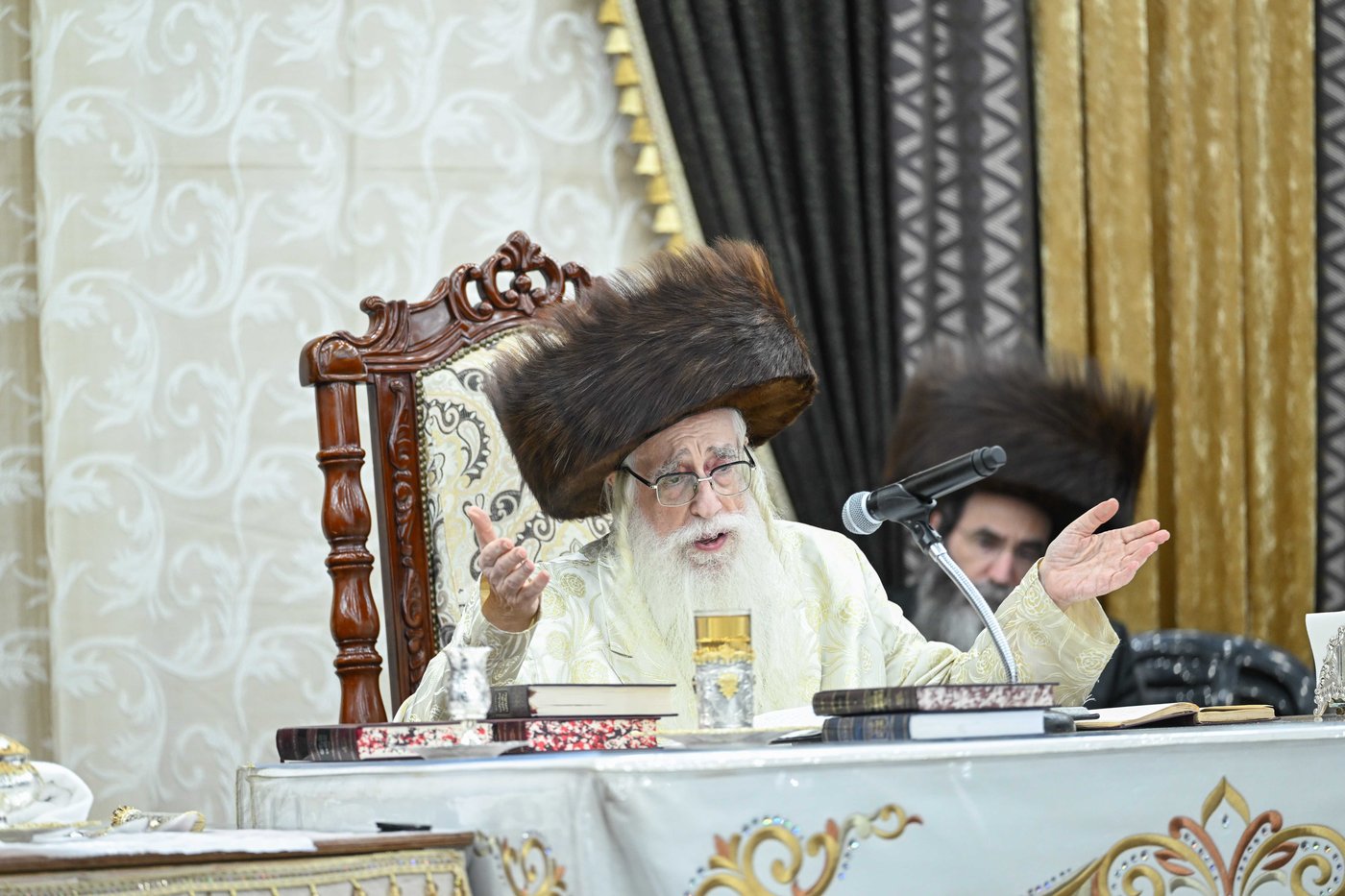 סוכות בחצר הקודש צאנז