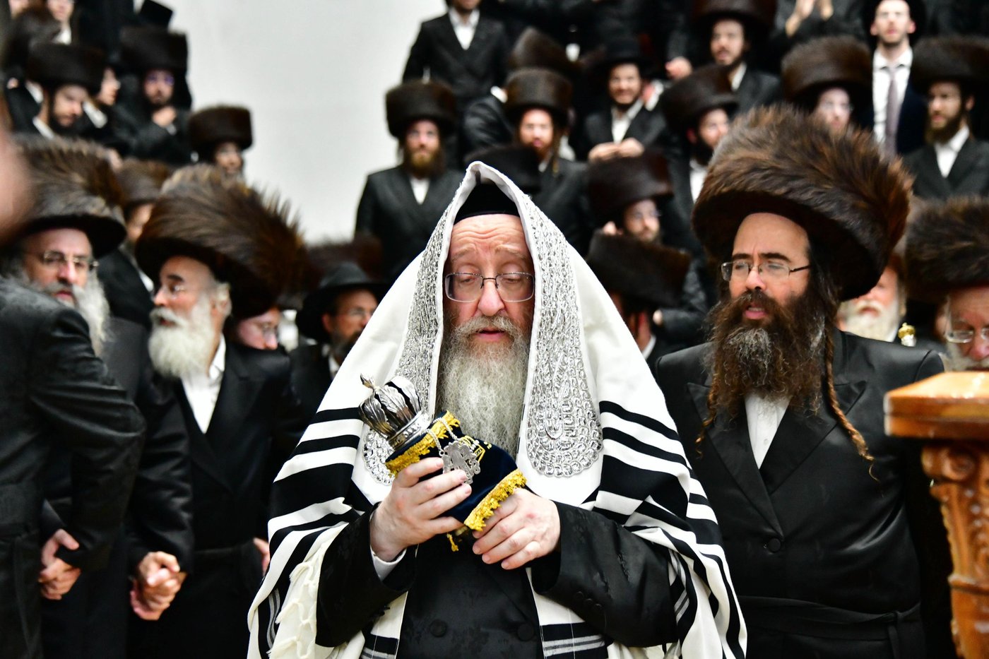הקפות שניות בחצר הקודש ביאלה | צילום: שוקי לרר